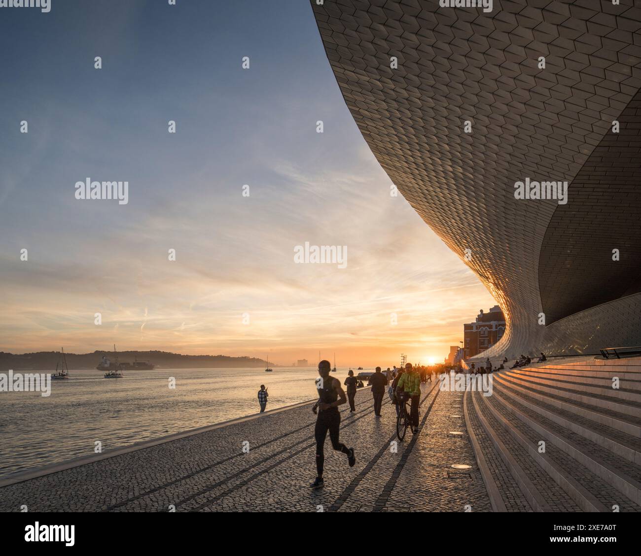 Il MAAT al tramonto (Museo d'Arte, architettura e tecnologia), confinante con il fiume Tago, Lisbona, Portogallo, Europa Foto Stock