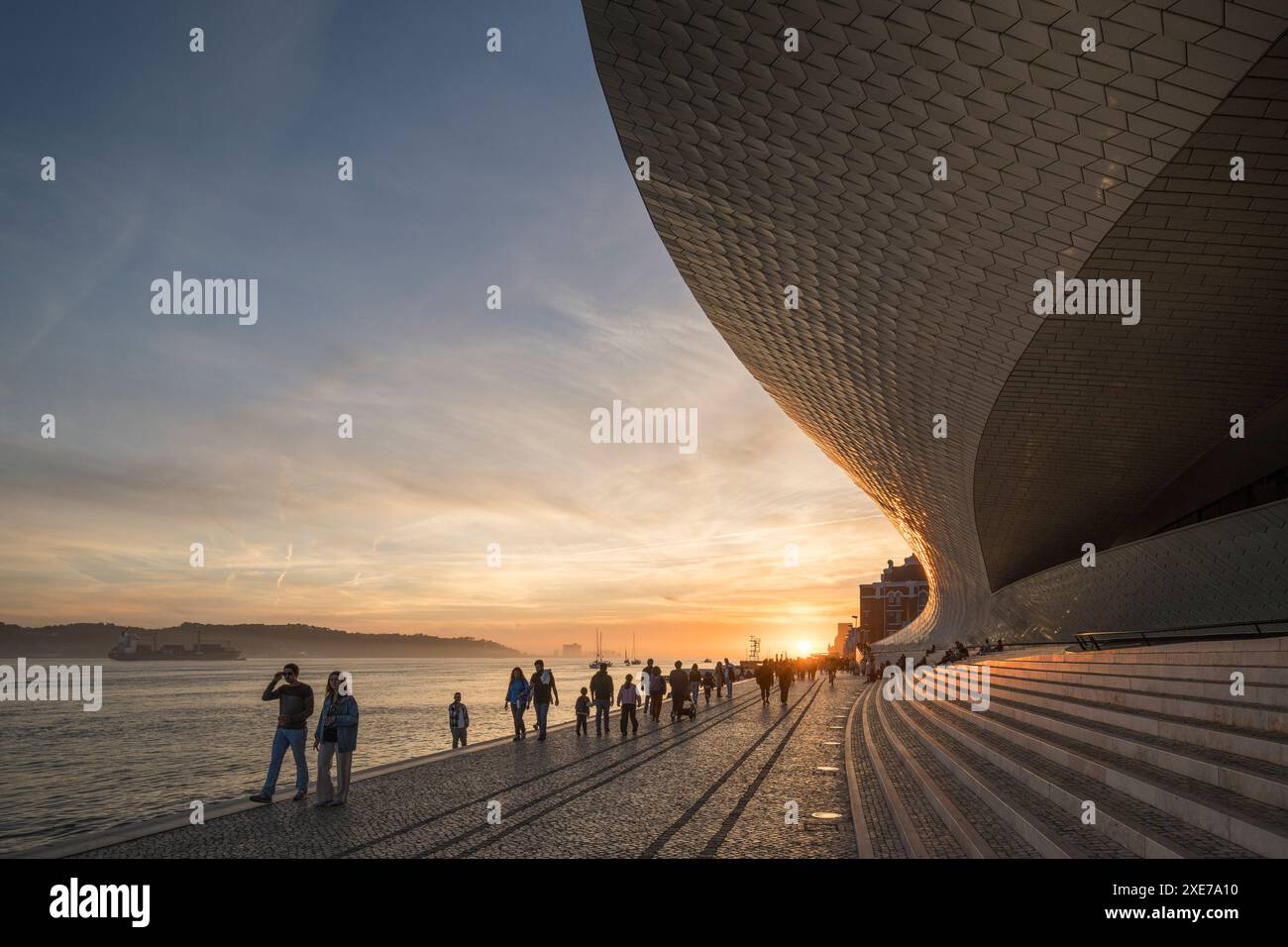 Il MAAT al tramonto (Museo d'Arte, architettura e tecnologia), confinante con il fiume Tago, Lisbona, Portogallo, Europa Foto Stock