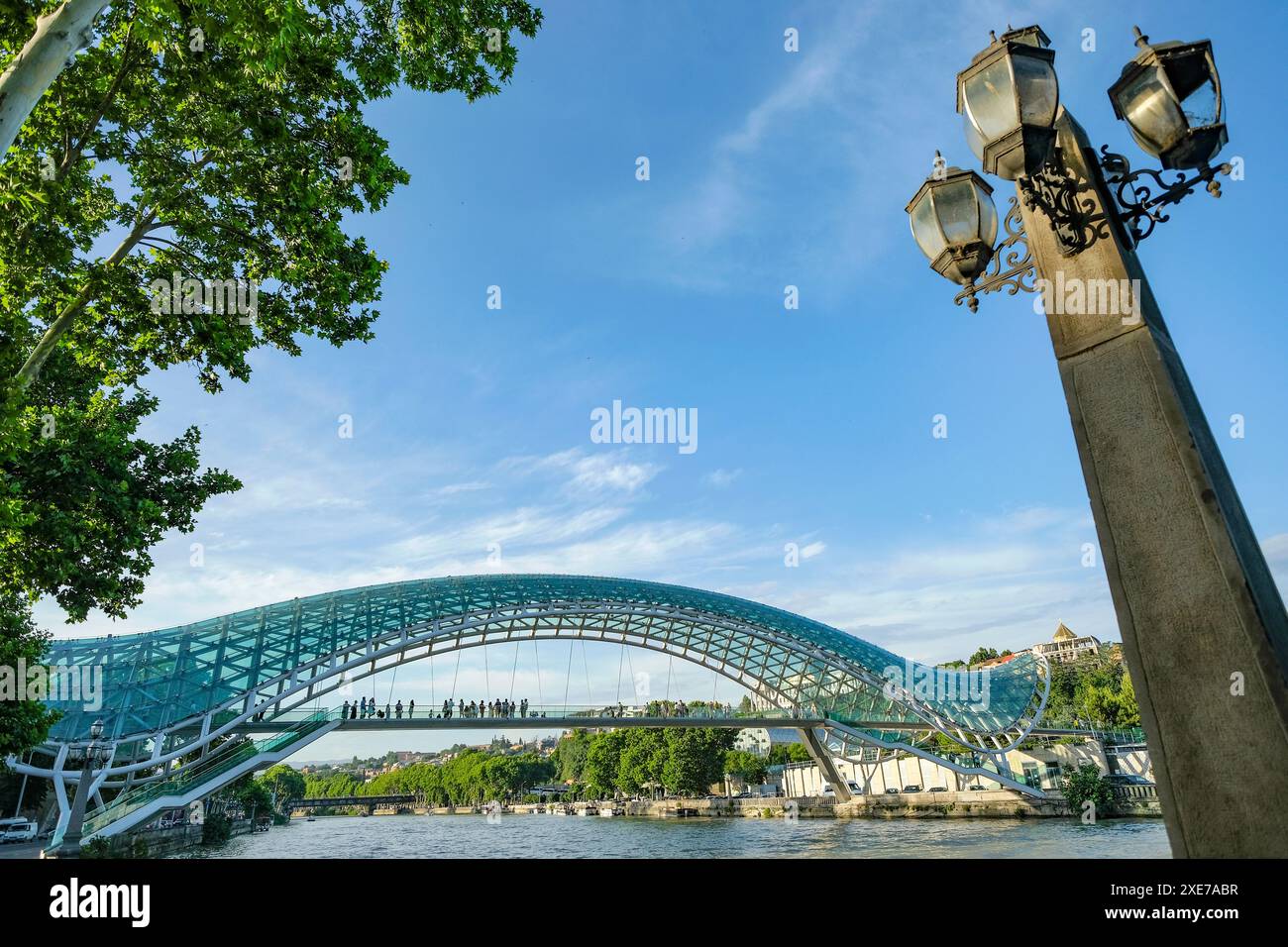 Tbilisi, Georgia - 15 giugno 2024: Vedute del Ponte della Pace a Tbilisi, Georgia. Foto Stock