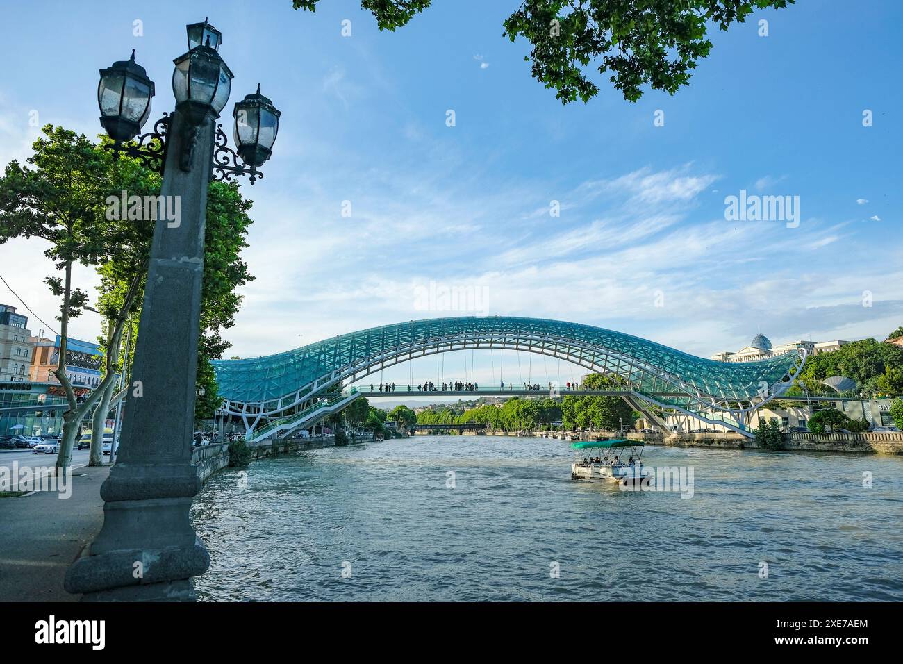 Tbilisi, Georgia - 15 giugno 2024: Vedute del Ponte della Pace a Tbilisi, Georgia. Foto Stock