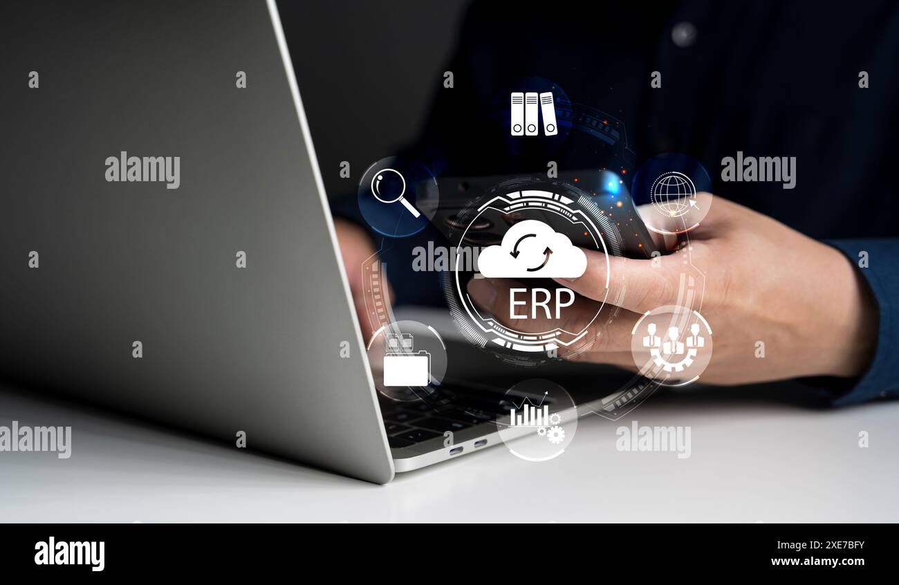 Cloud ERP, concetto di pianificazione delle risorse aziendali. Uomo d'affari che collega i dati con il cloud computing per accedere alla gestione delle risorse umane. Piano delle risorse aziendali Foto Stock