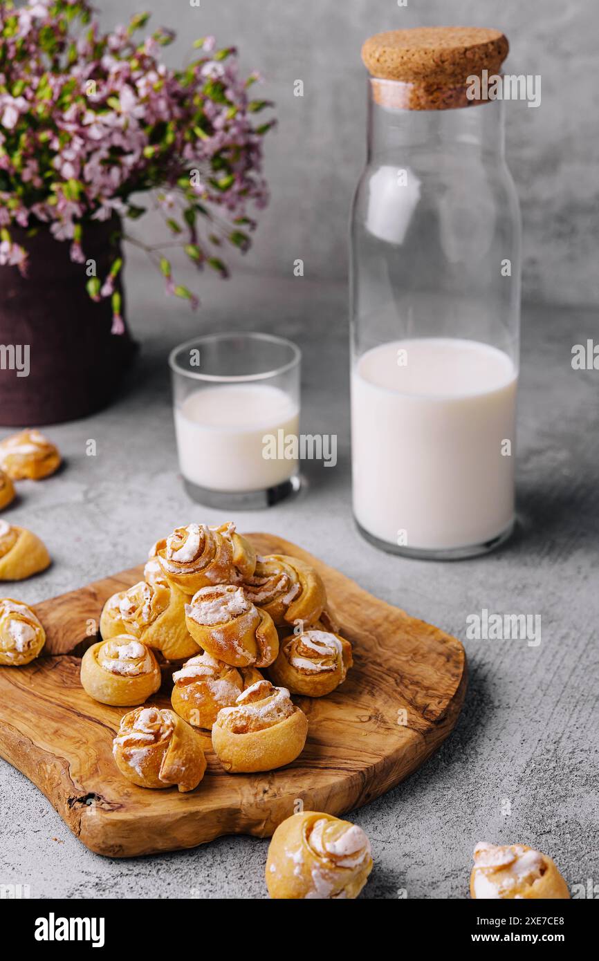 Stuzzicanti panini, rose e biberon di latte Foto Stock