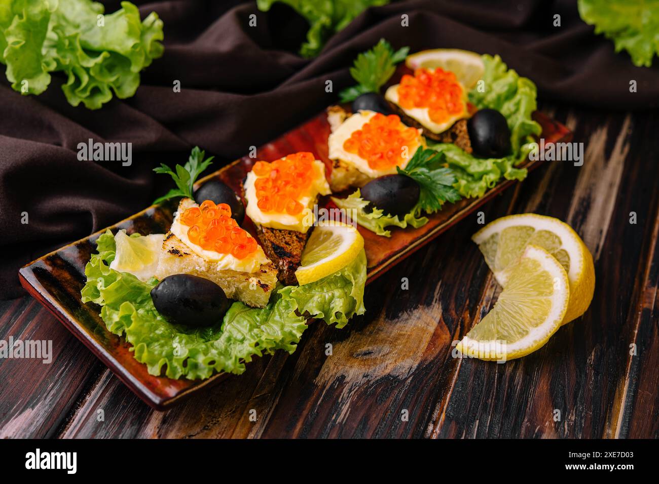 Pane e burro con caviale rosso Foto Stock