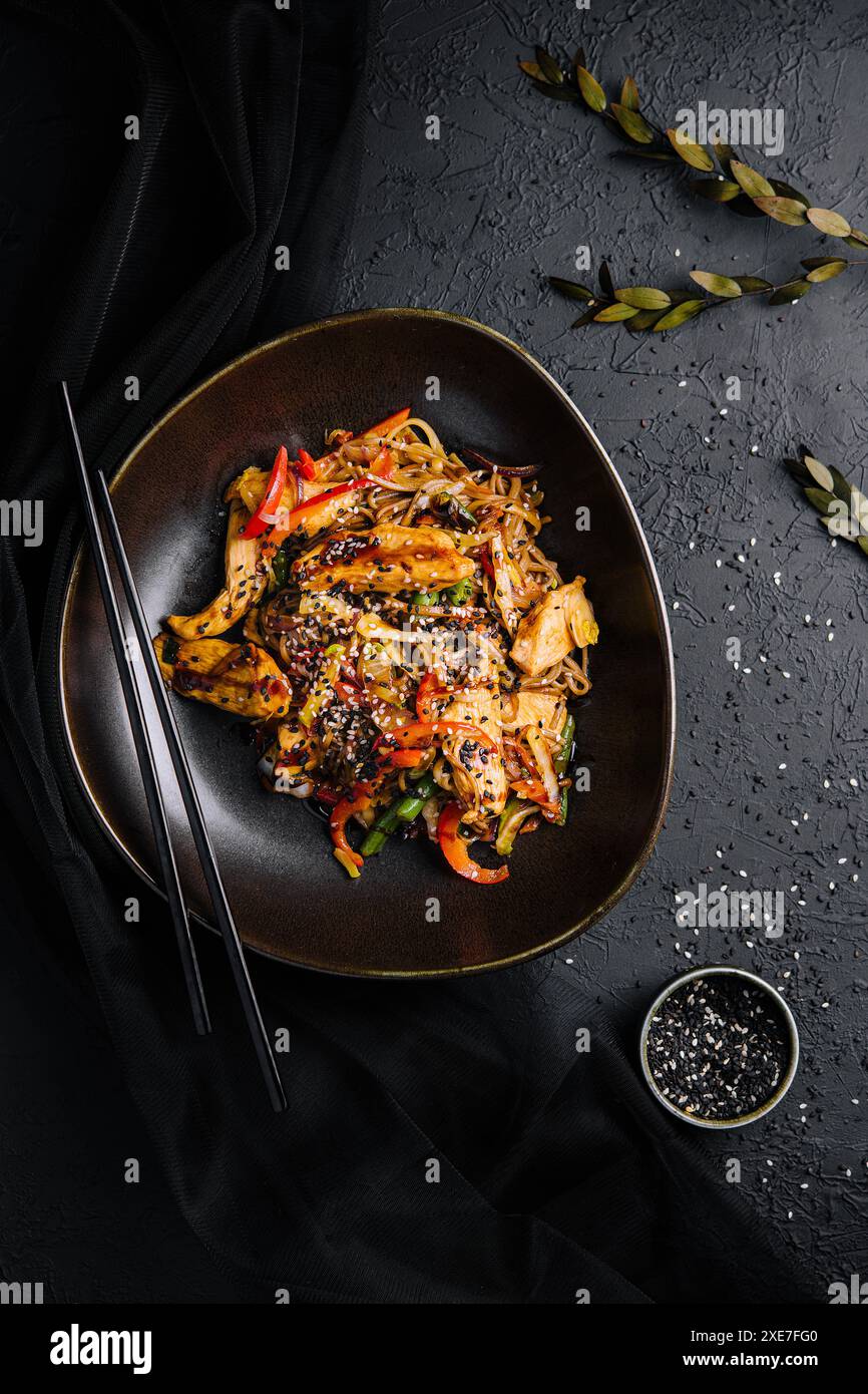 Appetitosi piatti asiatici, pollo e verdure, noodles udon wok Foto Stock