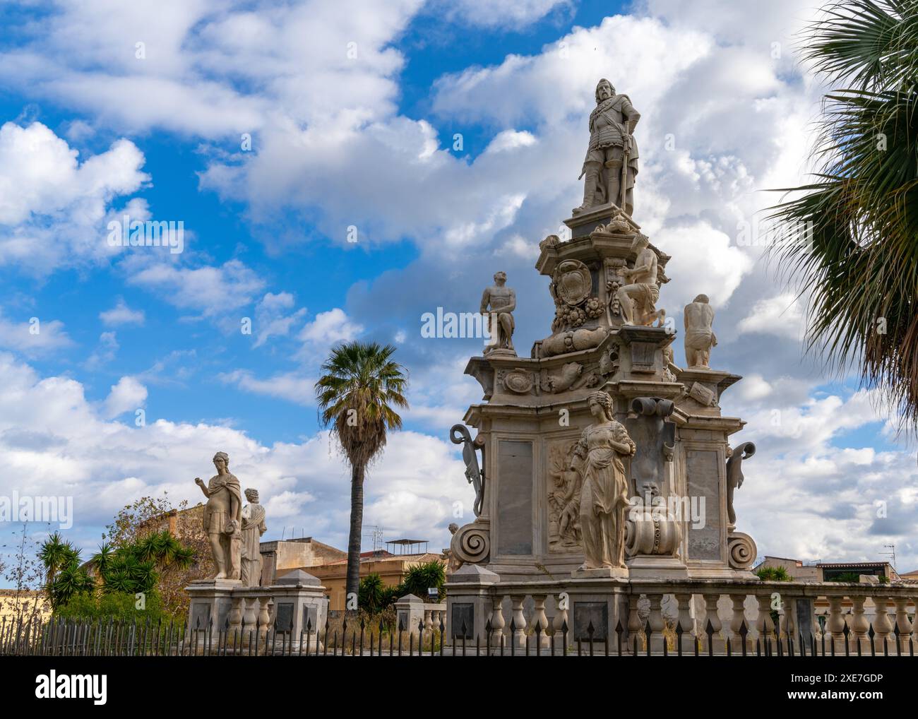 Monumento a Carlo V vicino al Palazzo Normanno nel centro di Palermo Foto Stock