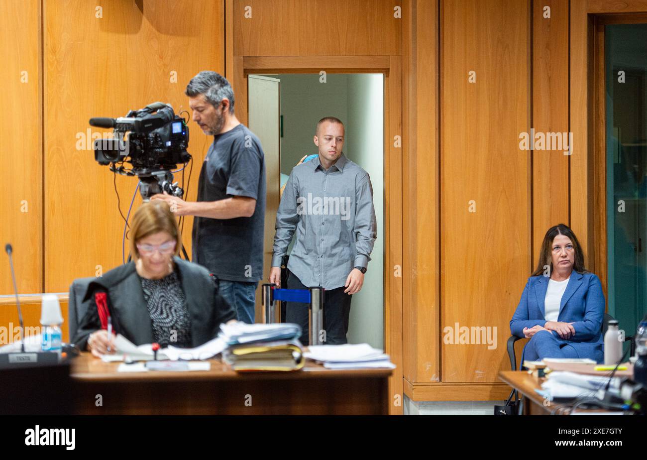 Omicidio Mario Cerciello Raga udienza in Corte D’appello al Tribunale di Roma- Roma, Italia - nella foto l’ingresso di Finnegan Lee Elder all’udienza - Mercoledì 26 giugno 2024 (foto Valentina Stefanelli / LaPresse) omicidio Mario Cerciello Raga udienza dinanzi alla Corte d’appello presso il Tribunale di Roma - Roma, Italia - nella foto l'ingresso di Finnegan Lee Elder all'udienza - mercoledì 26 giugno 2024 (foto Valentina Stefanelli / LaPresse) Foto Stock