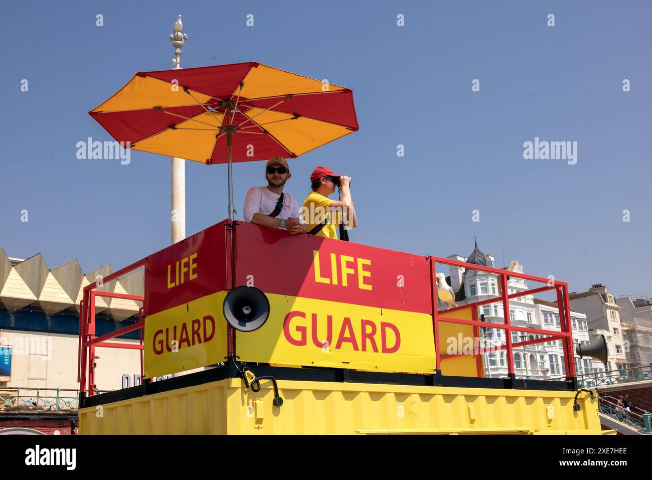 Città di Brighton & Hove, East Sussex, Regno Unito. L'onda di calore colpisce il lungomare di Brighton e Hove con la temperatura più alta dell'anno. . 26 giugno 2024. David Smith/Alamy Foto Stock