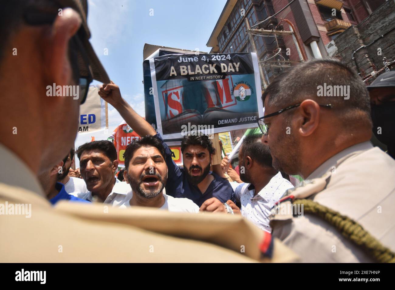 Srinagar, India. 26 giugno 2024. Membri del Jammu e del Kashmir India Youth Congress che tengono cartelli e gridano slogan contro il governo durante una protesta al quartier generale del partito sulla fila del NEET. (Foto di Mubashir Hassan/Pacific Press) credito: Pacific Press Media Production Corp./Alamy Live News Foto Stock