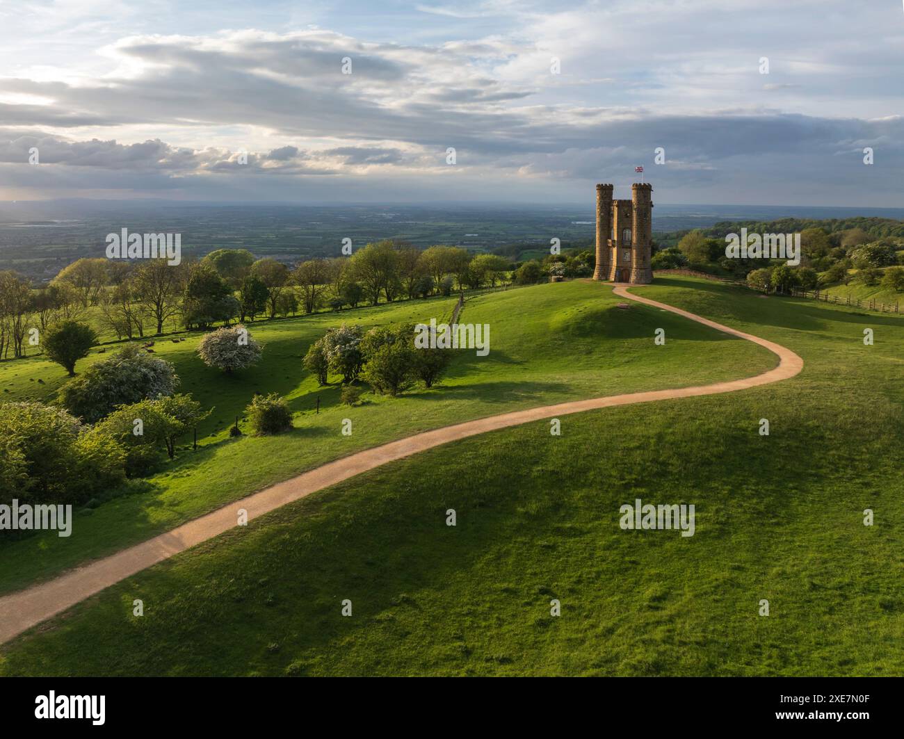 Vista aerea della Broadway Tower nelle Cotswolds, Worcestershire, Inghilterra. Primavera (maggio) 2024. Foto Stock