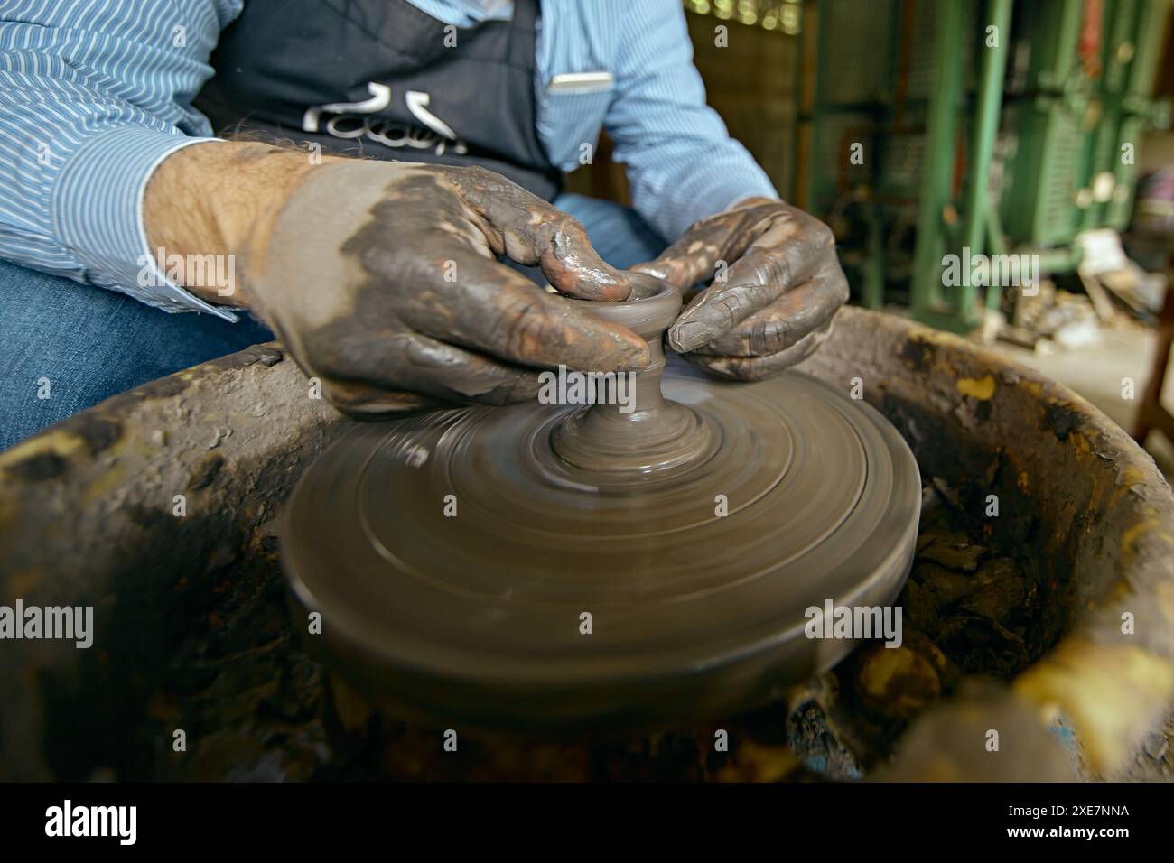 Le mani di artigiano artista che lavora sulla ruota in ceramica.Il Fuoco selettivo Foto Stock