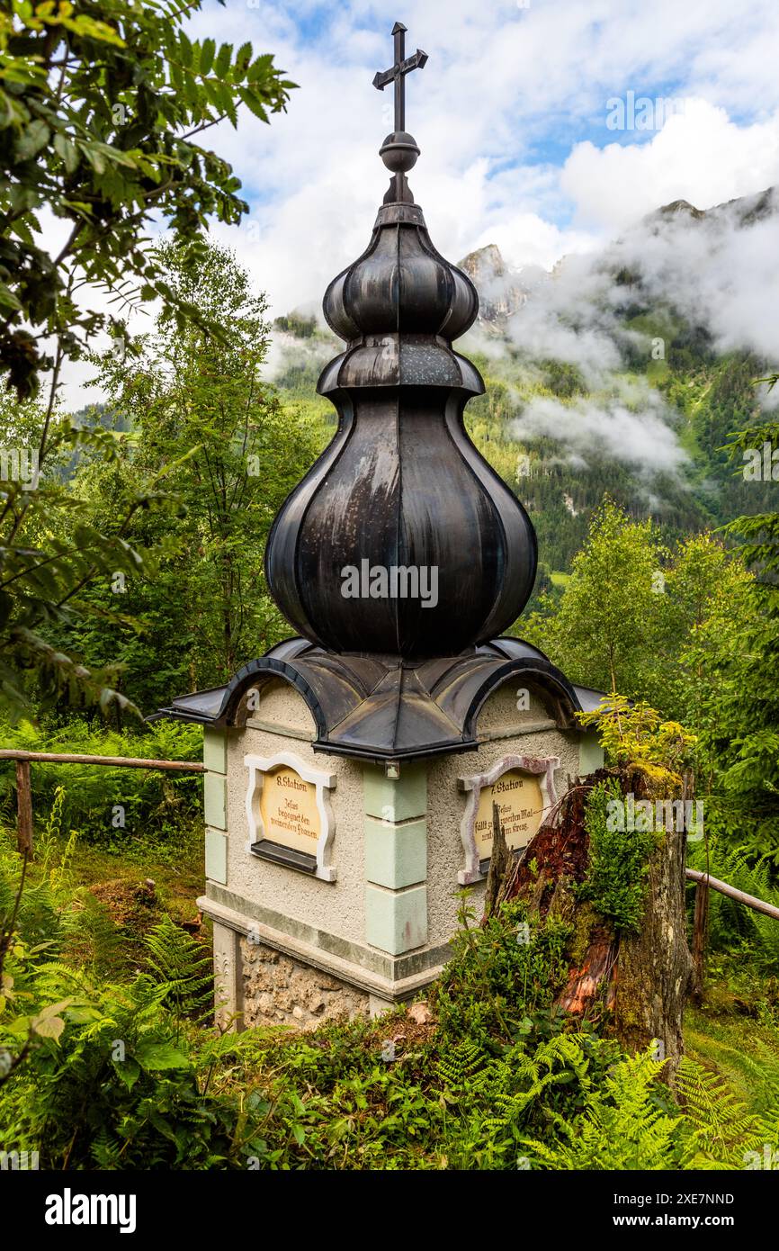 La via Crucis nel quartiere Grossarl di Au è un luogo di riposo che fu costruito dal muratore Schorsch (Georg Gruber) su sua iniziativa per molti anni. Lambach, Großarl, Salisburgo, Austria Foto Stock