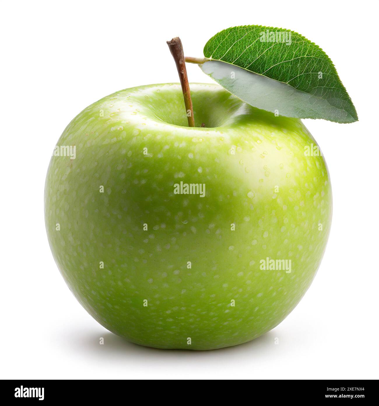 Mela verde con foglia isolata su sfondo bianco. Tracciato di ritaglio Foto Stock