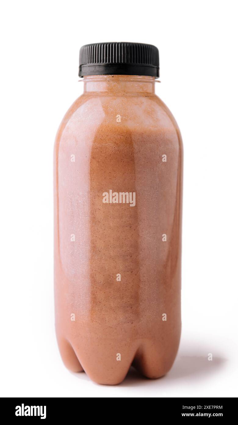 Frullati di cioccolato in bottiglie di plastica su bianco Foto Stock