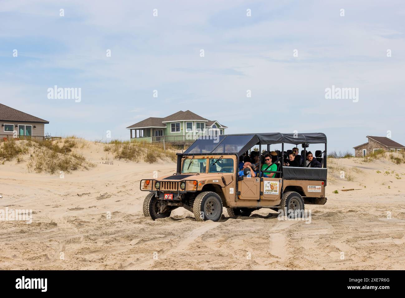 Corolla, Outer Banks, North Carolina, USA - 17 aprile 2024: Guida turistica in veicoli guidati su una spiaggia a 4 ruote motrici per vedere i cavalli selvaggi Foto Stock
