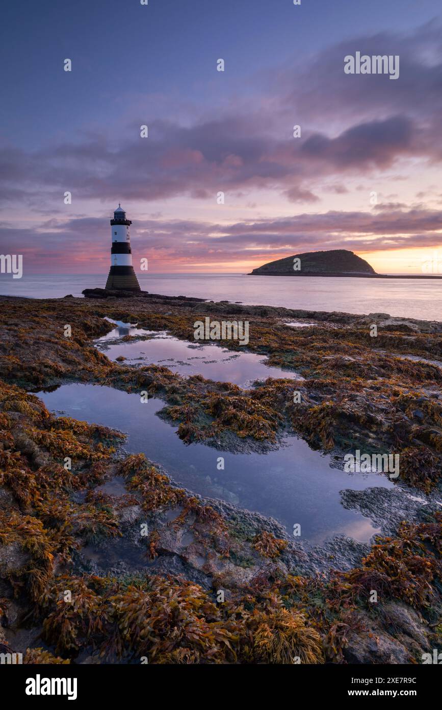 Alba sul faro di Penmon Point, Anglesey, Galles del Nord, Regno Unito. Autunno (settembre) 2017. Foto Stock