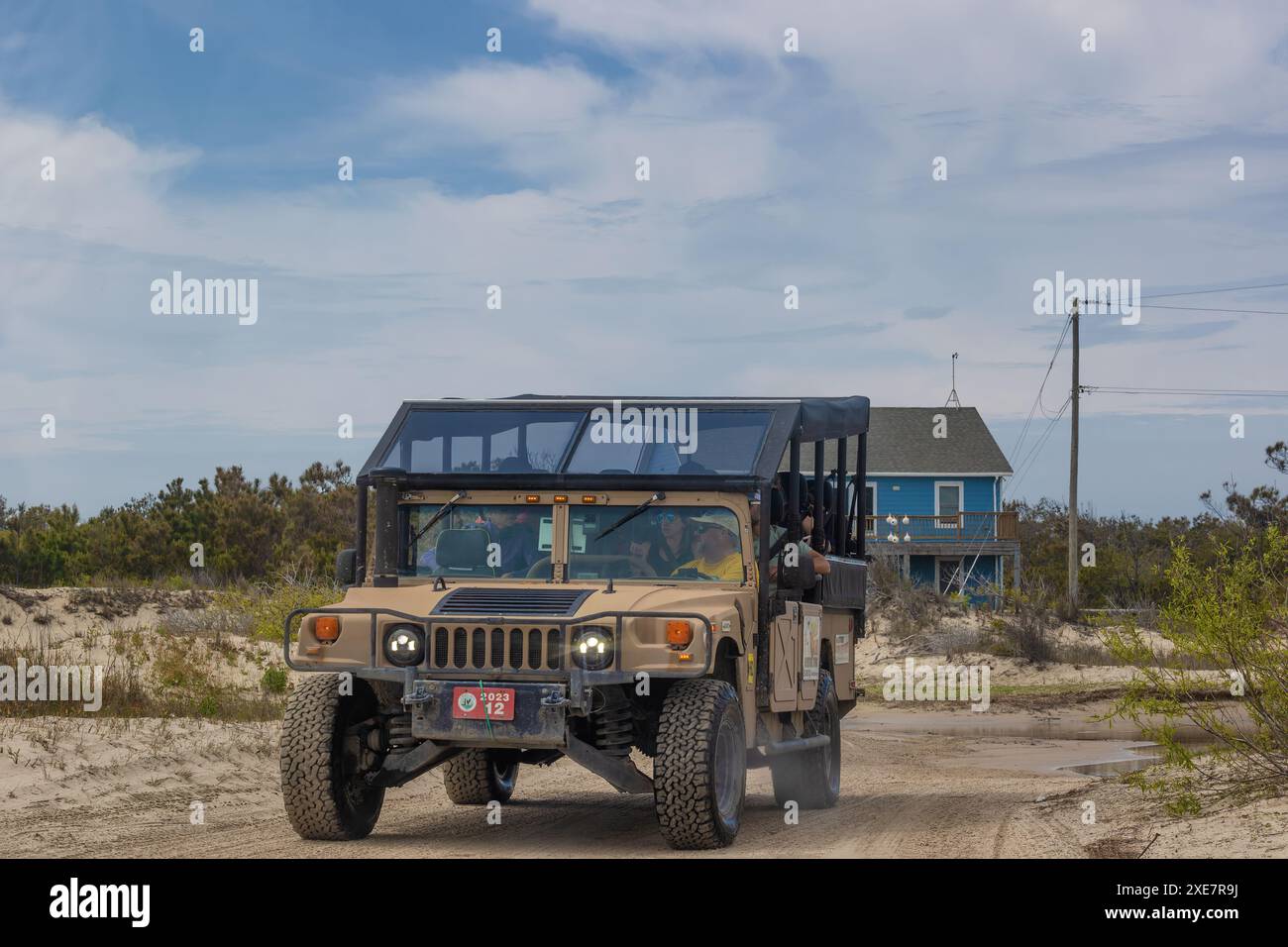 Corolla, Outer Banks, North Carolina, USA - 17 aprile 2024: Guida turistica in veicoli guidati su una spiaggia a 4 ruote motrici per vedere i cavalli selvaggi Foto Stock