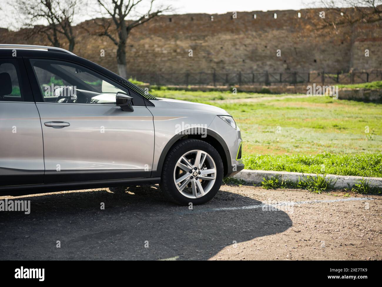 Parte anteriore del SEGGIOLINO per auto crossover Arona in argento compatto. Mura del vecchio castello - fortezza di Akkerman - sullo sfondo. Foto Stock