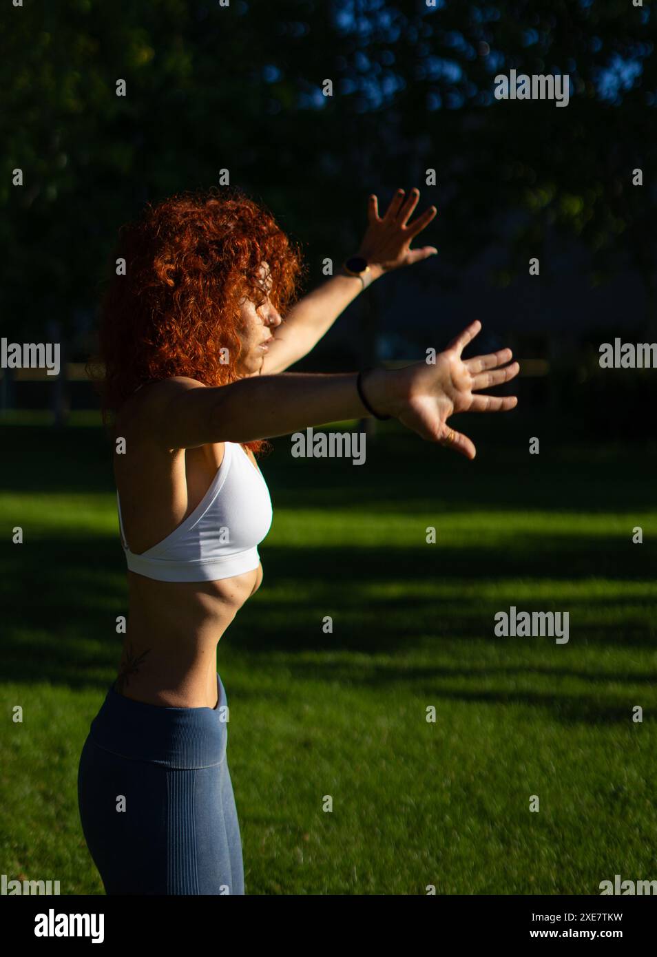 Outdoor Serenity: Esercizio ipopressivo con una donna messicana di mezza età Foto Stock