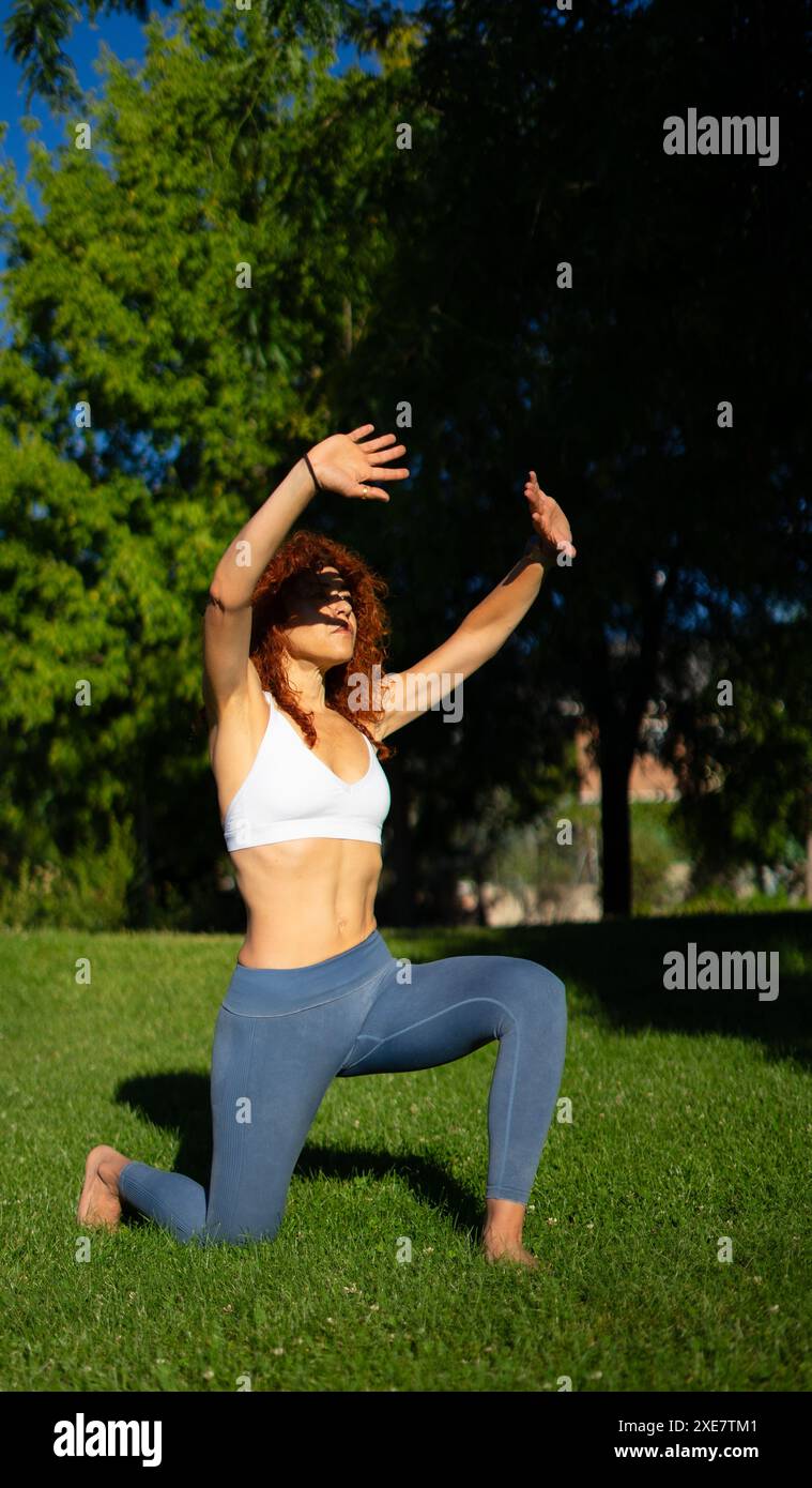 Calma concentrata: Donna messicana di mezza età in posa ipopressiva all'aperto Foto Stock