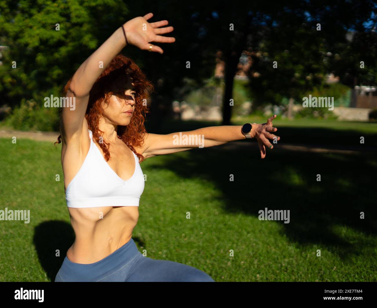 Routine mattutina: Donna messicana che pratica esercizi di respirazione ipopressiva Foto Stock