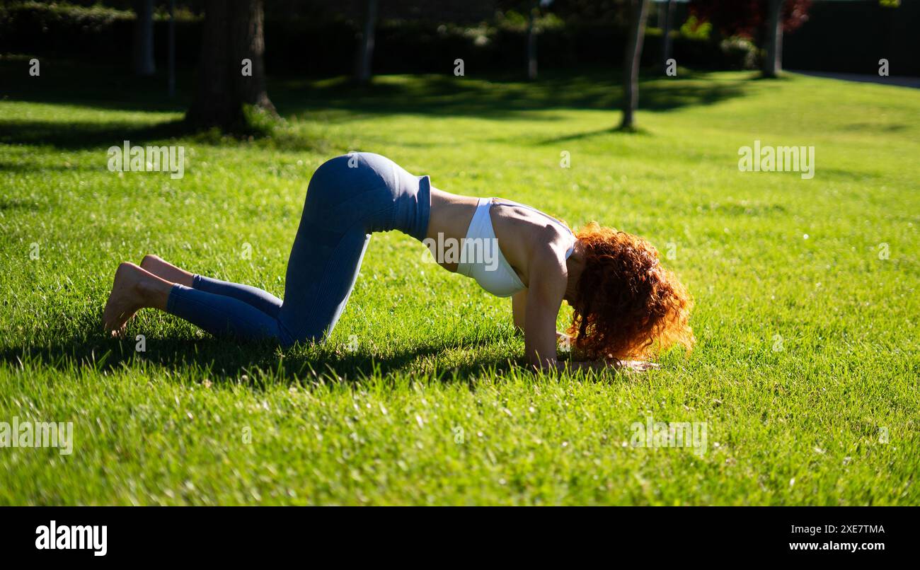 Forza e tranquillità: Tecniche ipopressive nella natura Foto Stock