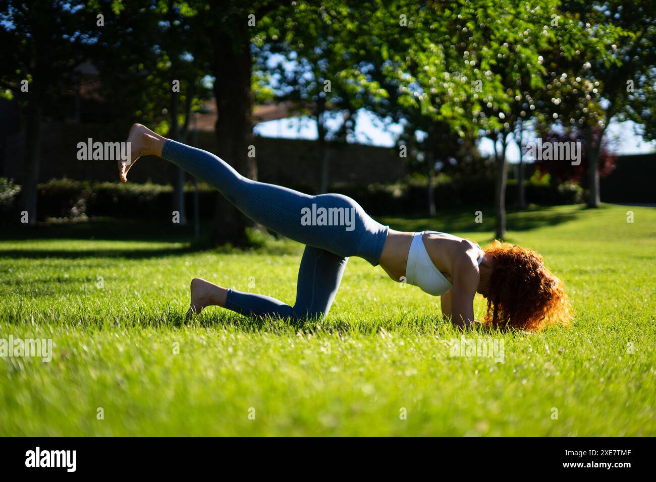 Nature's Gym: Una donna di mezza età si impegna nel fitness ipopressivo Foto Stock