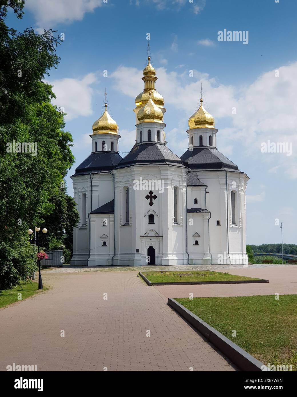 Chiesa di Santa Caterina a Chernihiv. Chiesa bianca in stile barocco ucraino in una giornata di sole. Foto Stock