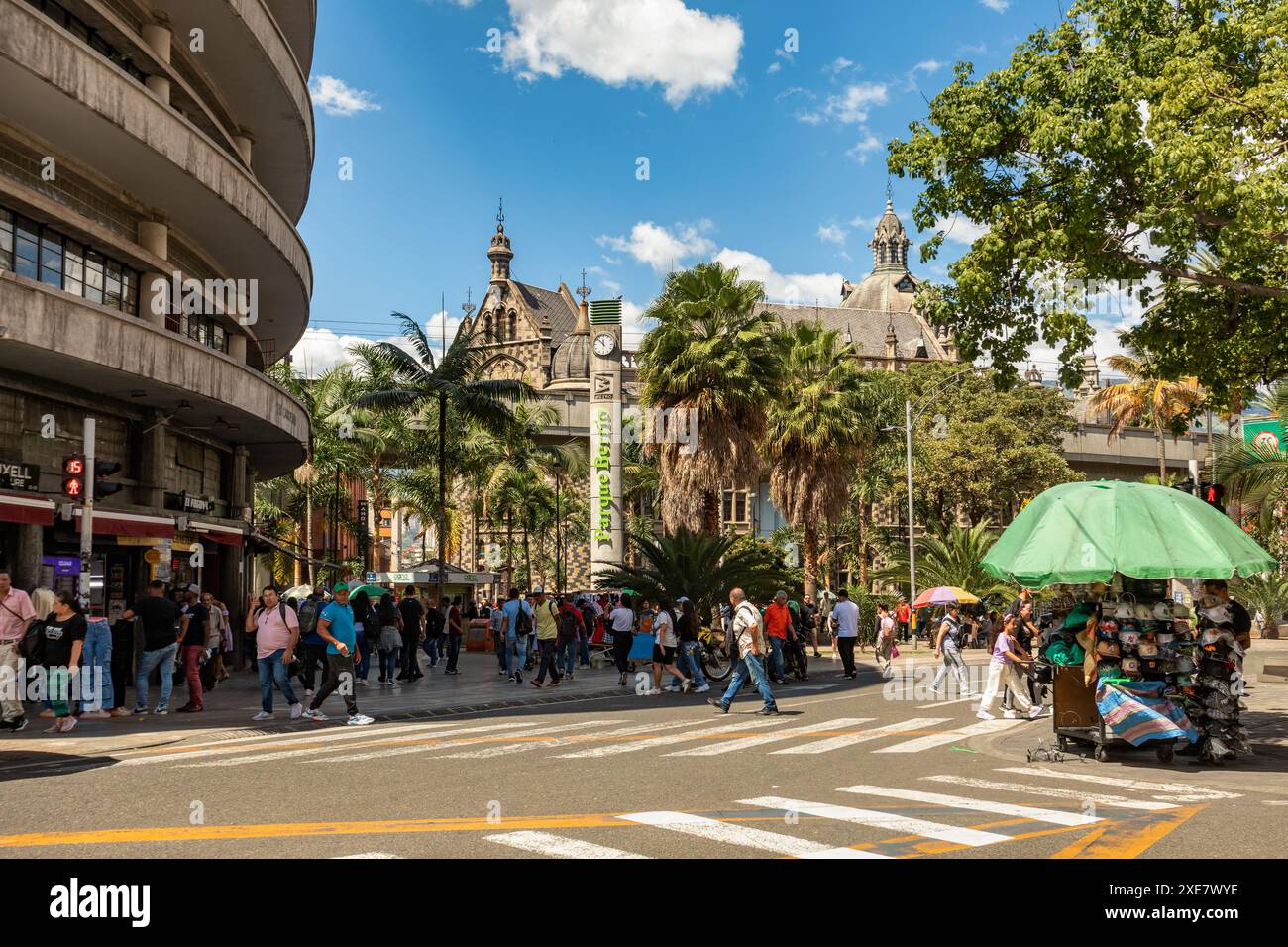 Vista sulla strada della vita quotidiana della gente comune a Medellin, dipartimento di Antioquia Colombia Foto Stock