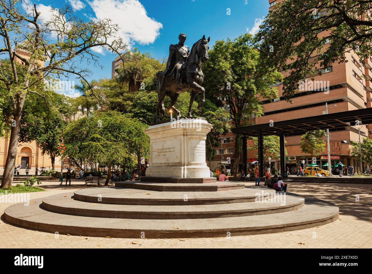 Statua di Simon Bolivar nel Parque de Bolivar. Dipartimento di Antioquia, Colombia. Foto Stock