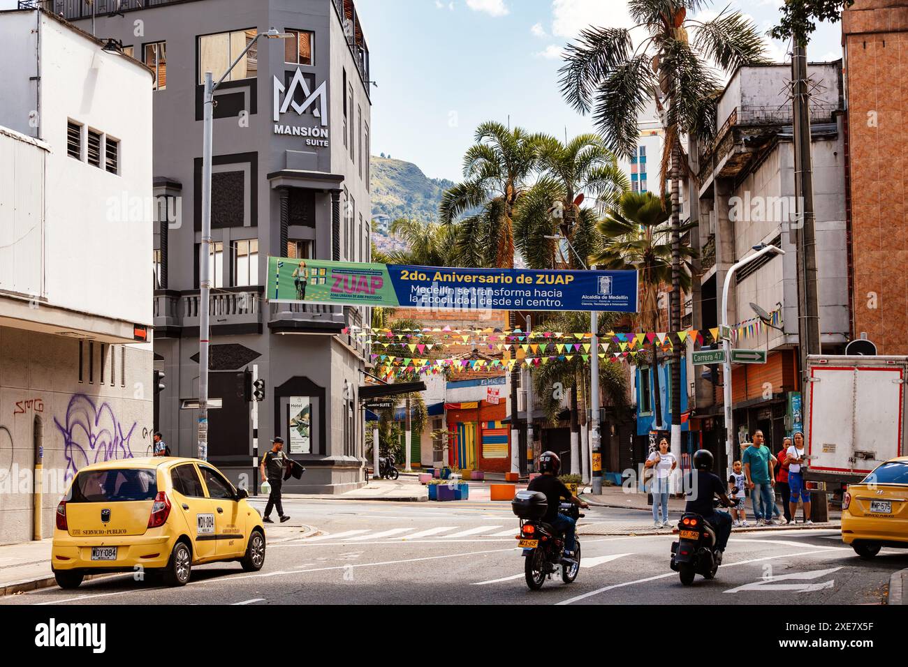 Vista sulla strada della vita quotidiana della gente comune a Medellin, dipartimento di Antioquia Colombia Foto Stock