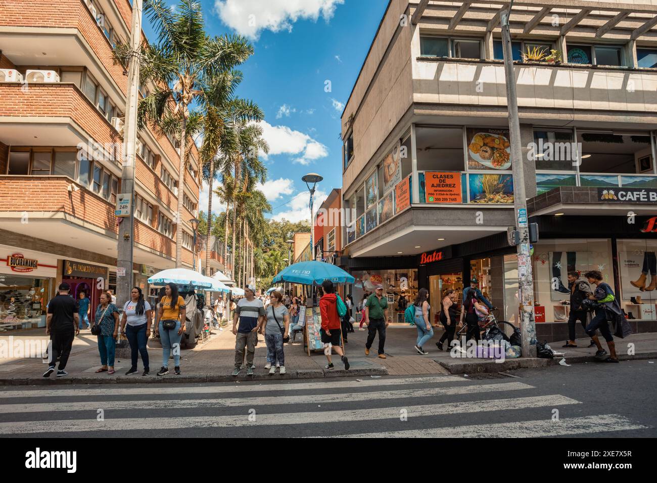 Vista sulla strada della vita quotidiana della gente comune a Medellin, dipartimento di Antioquia Colombia Foto Stock