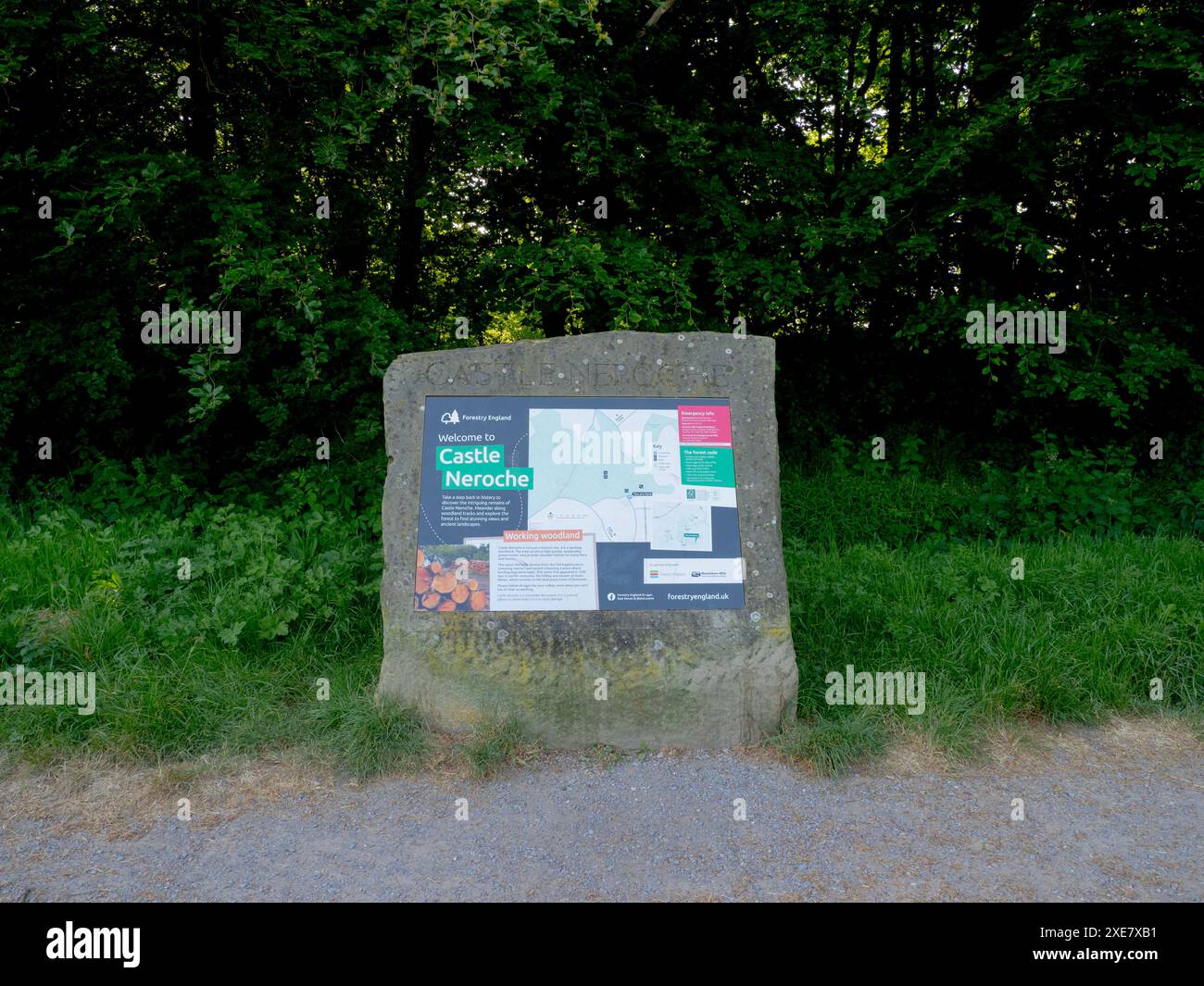Cartello informativo per l'ingresso al castello di Neroche, Buckland St Mary, Chard, Somerset, Regno Unito Foto Stock