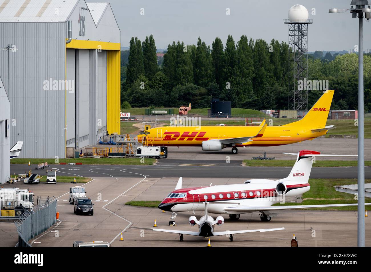 DHL Boeing 737-8Z0 e Piper PA-32T-300T presso l'aeroporto di Birmingham, Regno Unito (N307FL/N303HM) Foto Stock