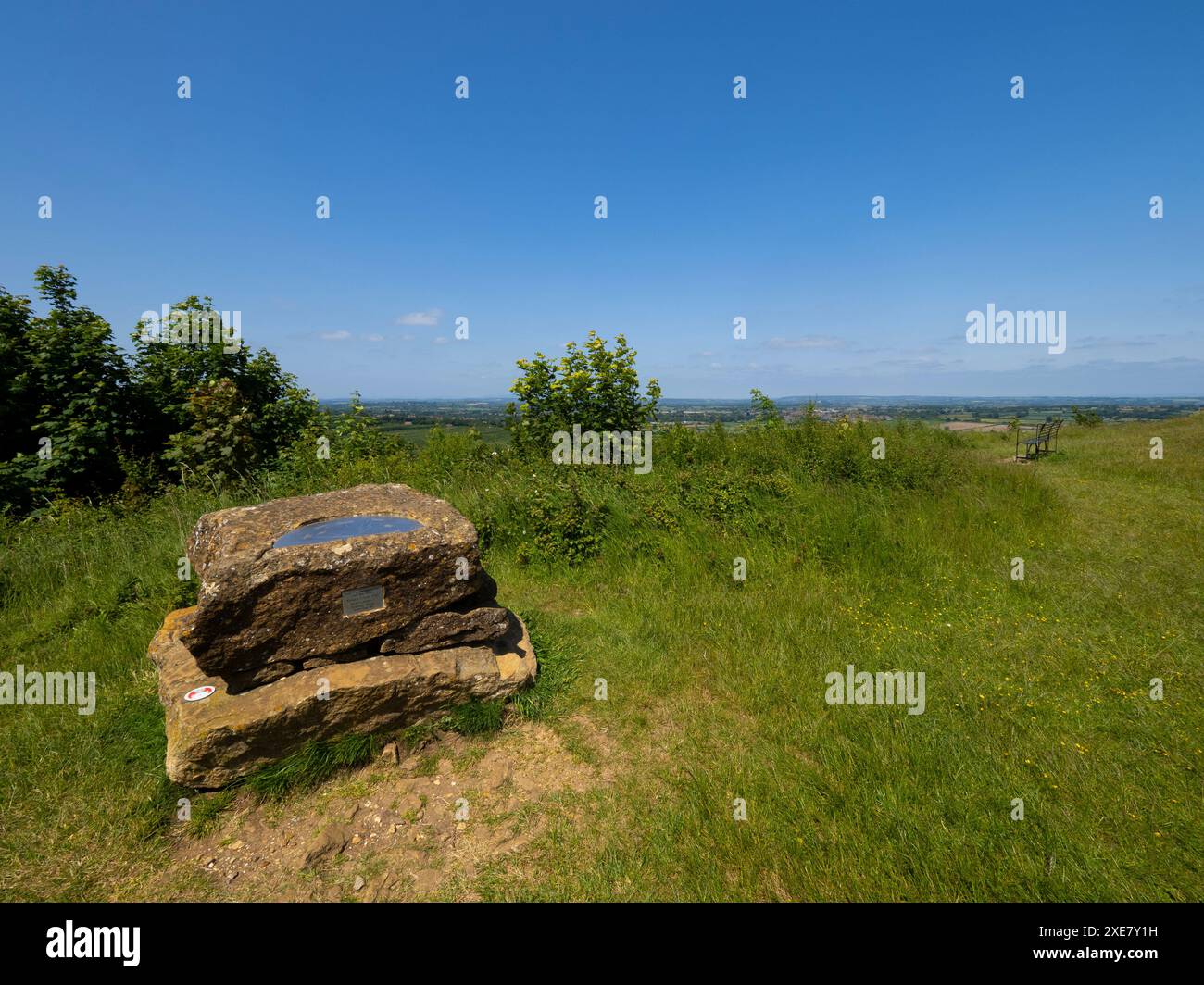 Golden Jubileestone Stone 1995, Ham Hill Country Park, Somerset, Regno Unito. Eretta in memoria di Lindsay Smith, Branch Chair, Royal Town Planning Institute, Foto Stock