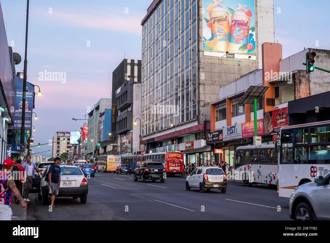 Una delle principali arterie stradali nel centro di San Jose, Costa Rica Foto Stock