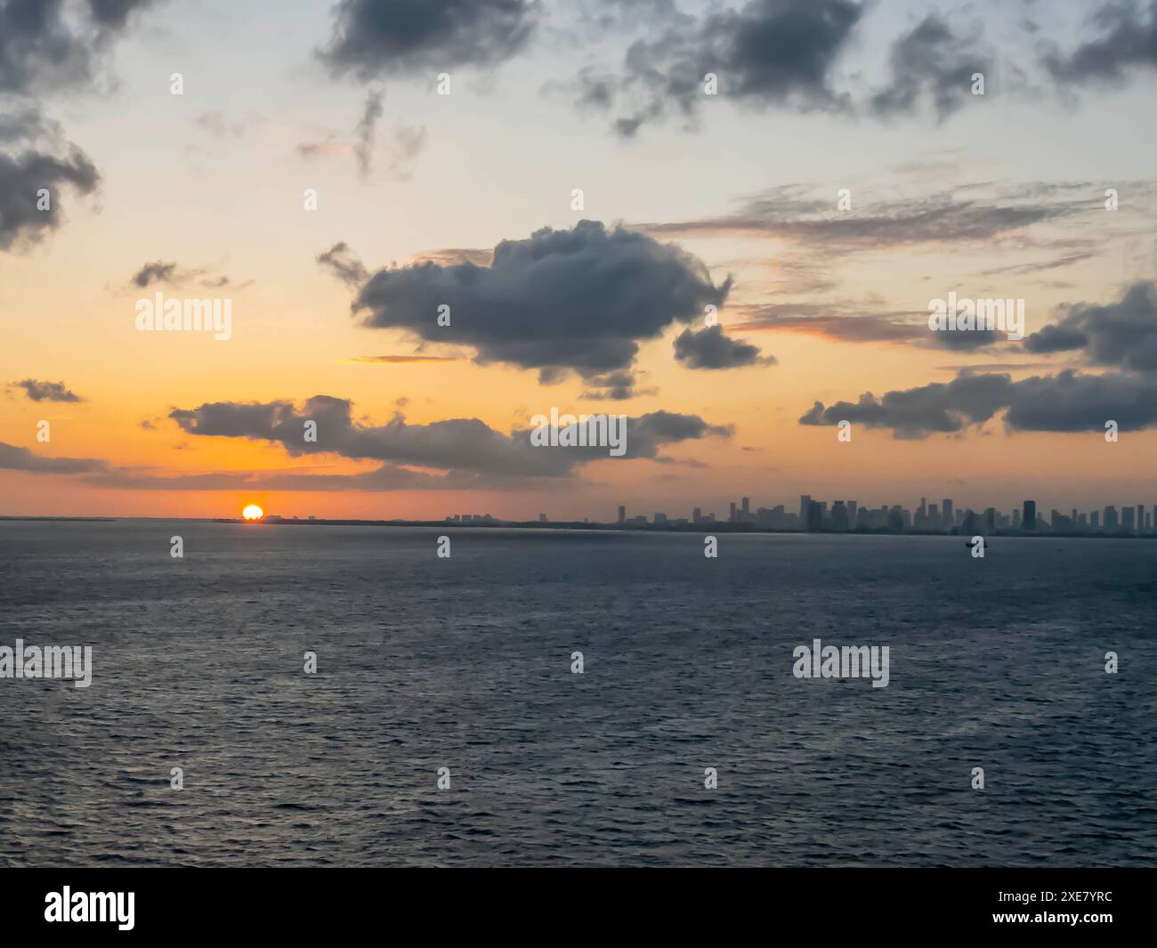 Partenza da sogno: La Sunset Serenade di Miami dà il benvenuto a una nave da crociera per la beatitudine dei Caraibi Foto Stock