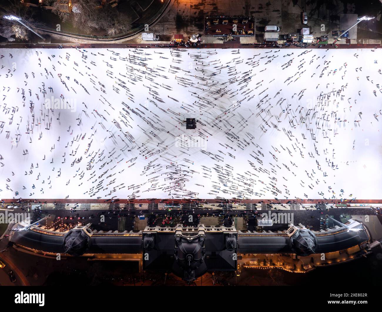 Budapest Ungheria. Pista di pattinaggio sul ghiaccio nel cuore di Budapest, Ungheria. Ogni anno tutto l'inverno aperto e popolare attività sportiva per turisti e cittadini. HU Foto Stock