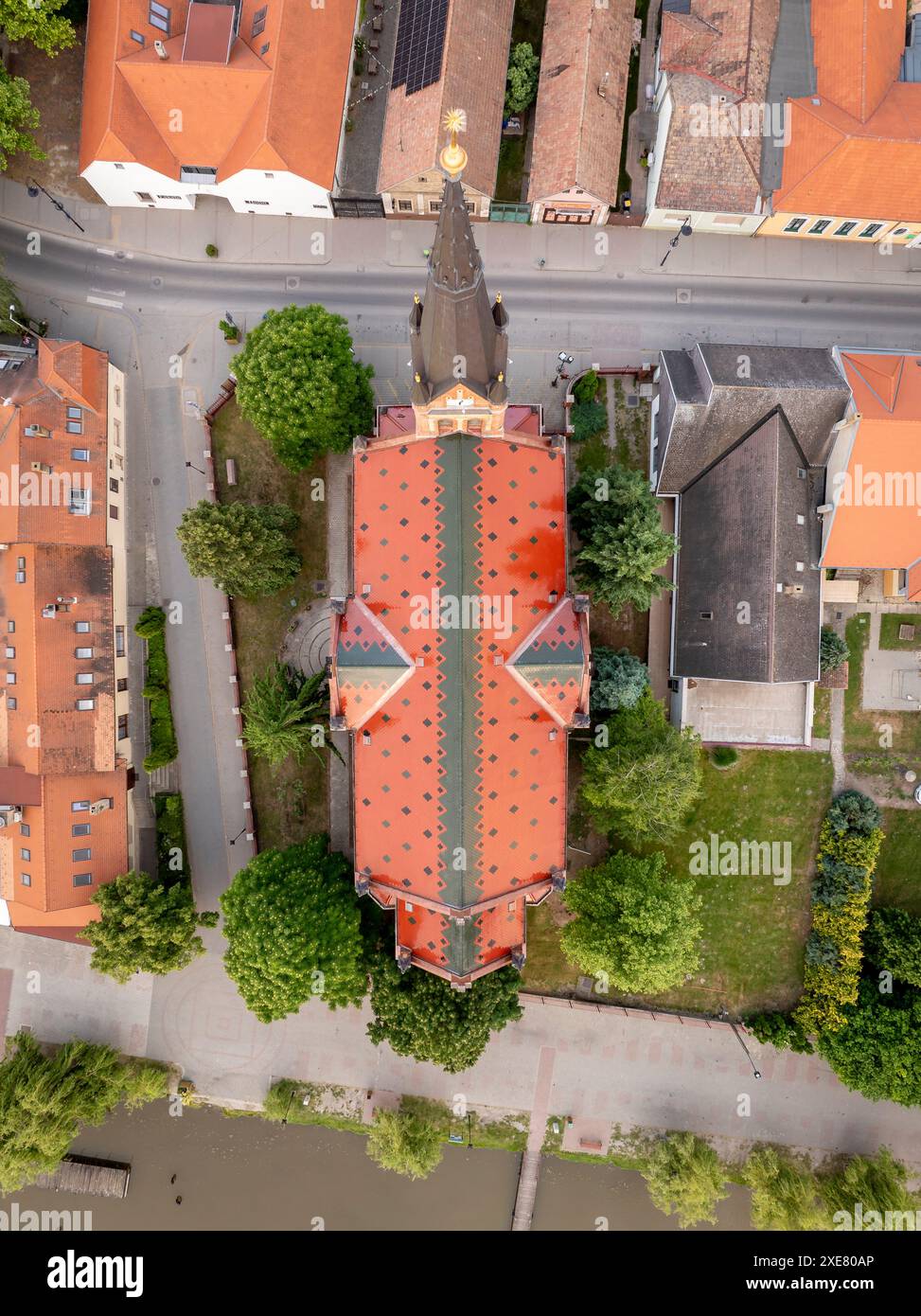 La vista aerea della città di Rackeve e della città di Brdige includeva le chiese, il piccolo fiume Danubio e un'isola. Foto Stock