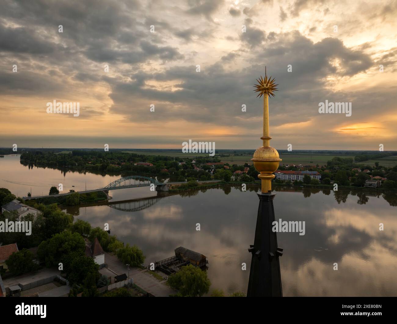 La vista aerea della città di Rackeve e della città di Brdige includeva le chiese, il piccolo fiume Danubio e un'isola. Foto Stock