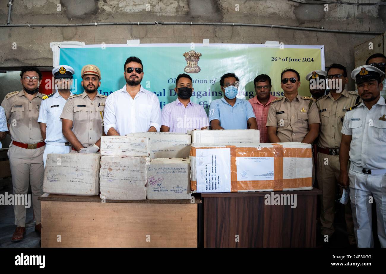 Guwahati, India. 26 giugno 2024. La Divisione Custom di Guwahati si prepara a distruggere i narcotici sequestrati come una campagna dell'India libera dalla droga, in occasione della "giornata internazionale contro l'abuso di droga e il traffico illecito" delle Nazioni Unite, nella periferia di Guwahati, in India, il 26 giugno 2024. Crediti: David Talukdar/Alamy Live News Foto Stock