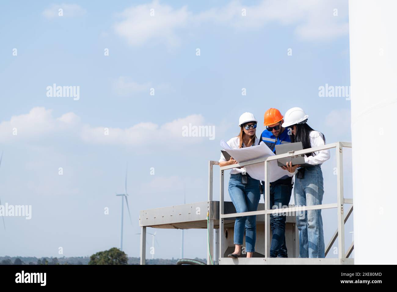 Un gruppo di ingegneri e architetti lavora sul pavimento di base di una turbina eolica Foto Stock Un gruppo di ingegneri e architetti lavora sul pavimento di base di una turbina eolica Foto Stock