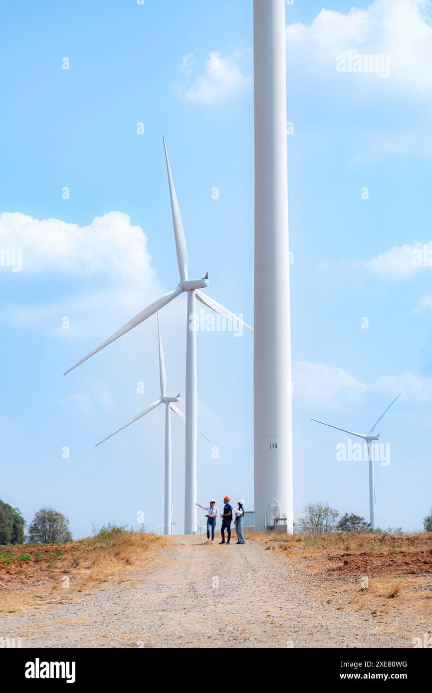 Team di ingegneri e architetti che lavorano su turbine eoliche in un parco eolico Foto Stock Team di ingegneri e architetti che lavorano su turbine eoliche in un parco eolico Foto Stock