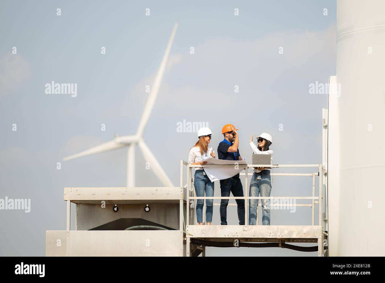 Un gruppo di ingegneri e architetti lavora sul pavimento di base di una turbina eolica Foto Stock Un gruppo di ingegneri e architetti lavora sul pavimento di base di una turbina eolica Foto Stock