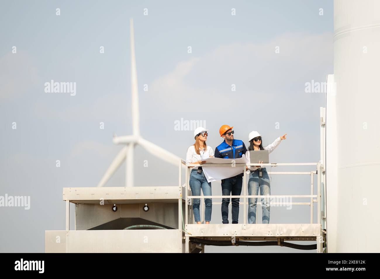 Un gruppo di ingegneri e architetti lavora sul pavimento di base di una turbina eolica Foto Stock Un gruppo di ingegneri e architetti lavora sul pavimento di base di una turbina eolica Foto Stock