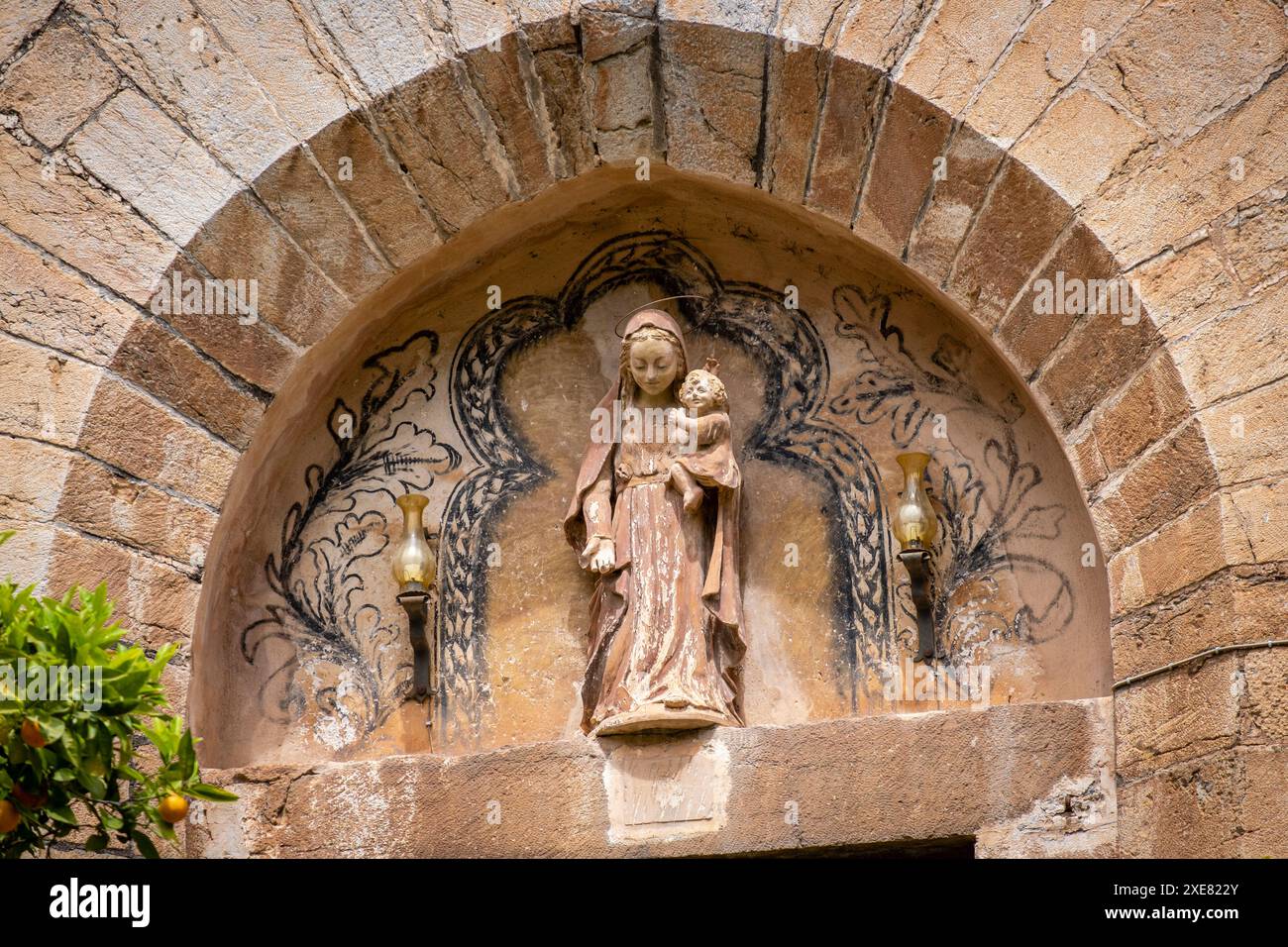 Scultura della vergine sopra l'ingresso Foto Stock