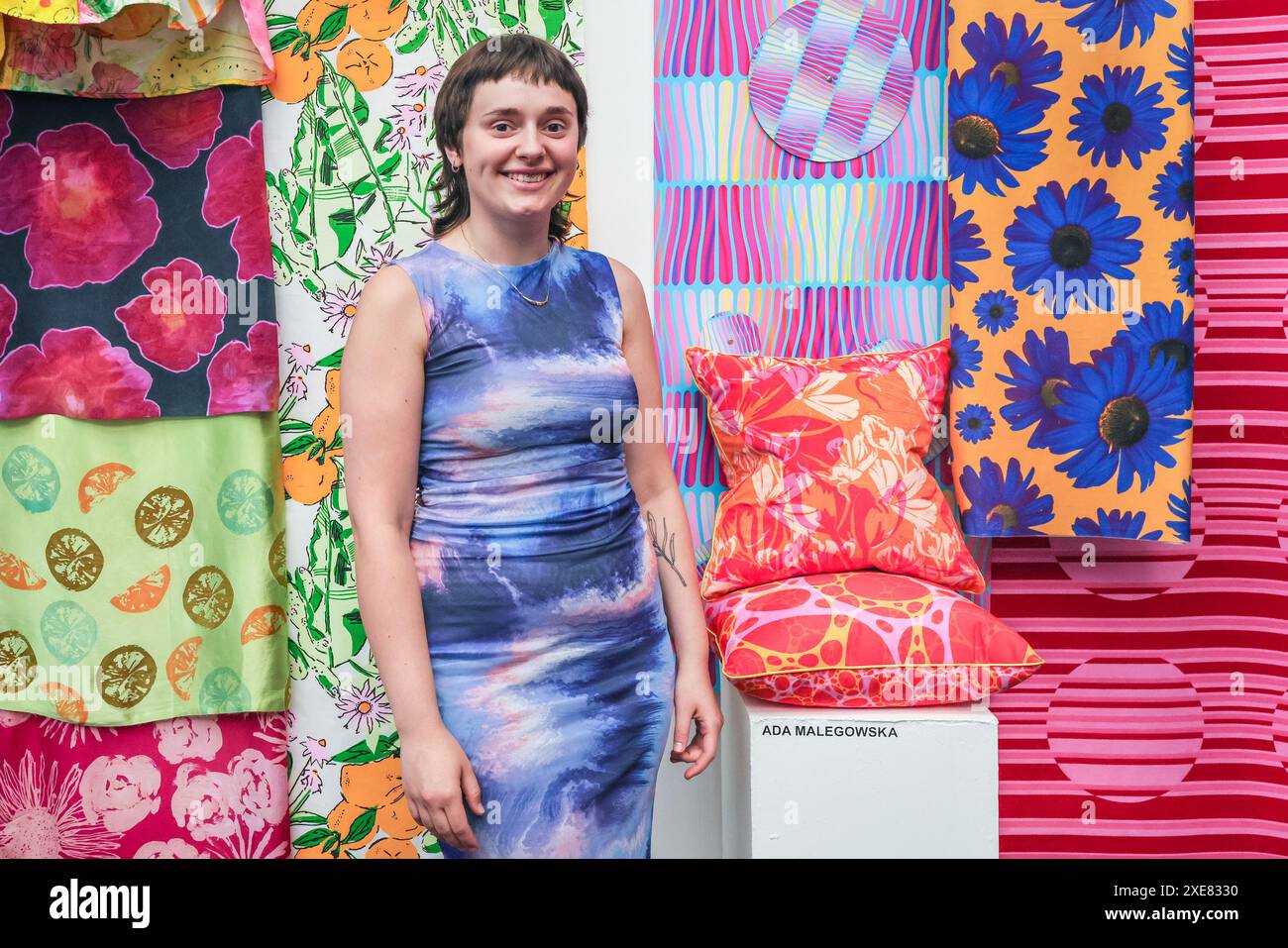 Londra, Regno Unito. 26 giugno 2024. ADA Malegowska, la Northern School of Art, con i suoi disegni. I laureati espongono le loro creazioni alla mostra New Designers Design presso il Business Design Centre. L'evento si svolge nell'arco di due settimane, mettendo in evidenza nuovi talenti nel campo della moda, del tessile, dell'arredamento, del design dei prodotti, dell'illustrazione, e molto altro ancora. Crediti: Imageplotter/Alamy Live News Foto Stock