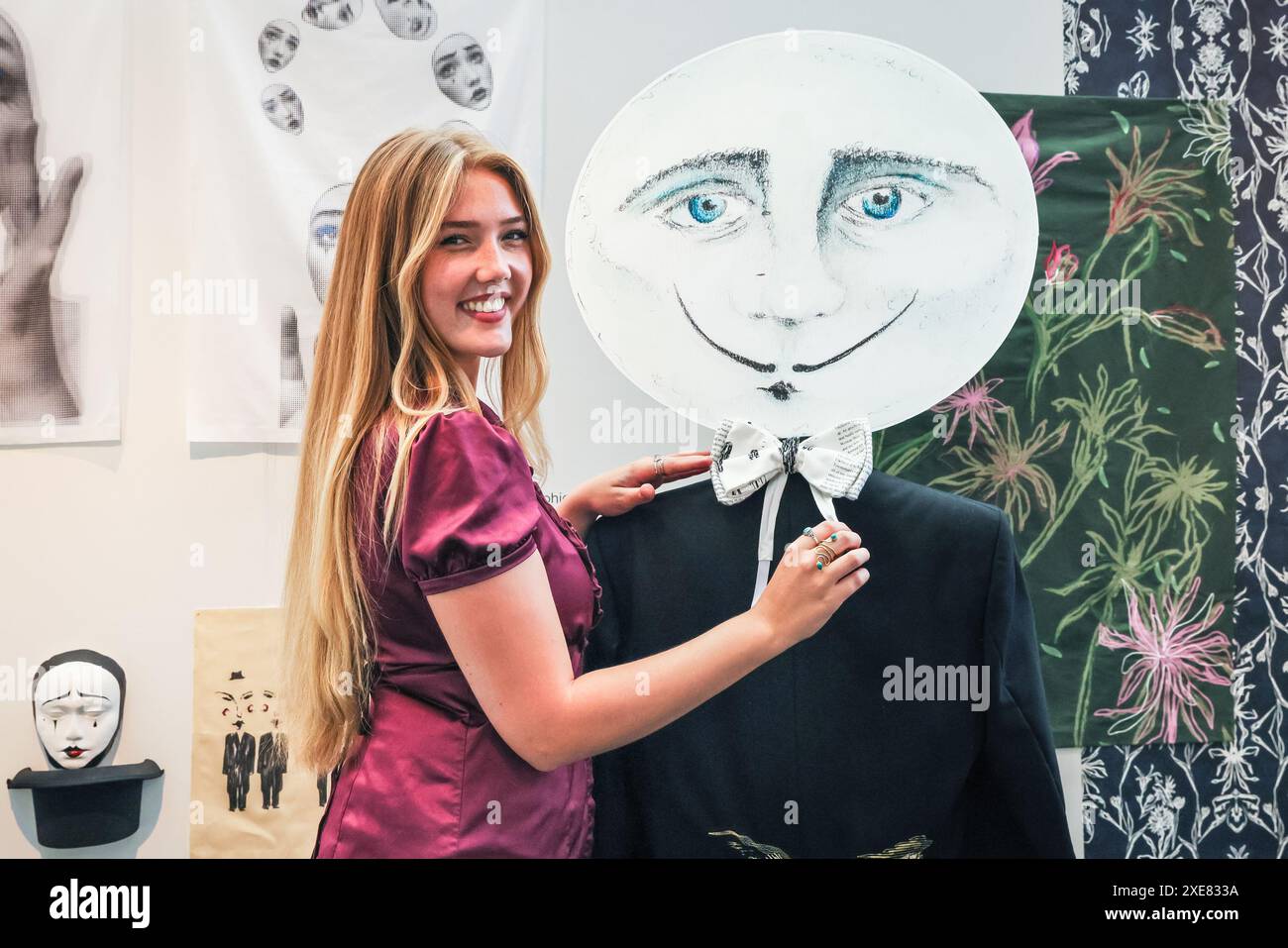 Londra, Regno Unito. 26 giugno 2024. Sophie Rogerson della Bath Spa University con i suoi progetti. I laureati espongono le loro creazioni alla mostra New Designers Design presso il Business Design Centre. L'evento si svolge nell'arco di due settimane, mettendo in evidenza nuovi talenti nel campo della moda, del tessile, dell'arredamento, del design dei prodotti, dell'illustrazione, e molto altro ancora. Crediti: Imageplotter/Alamy Live News Foto Stock