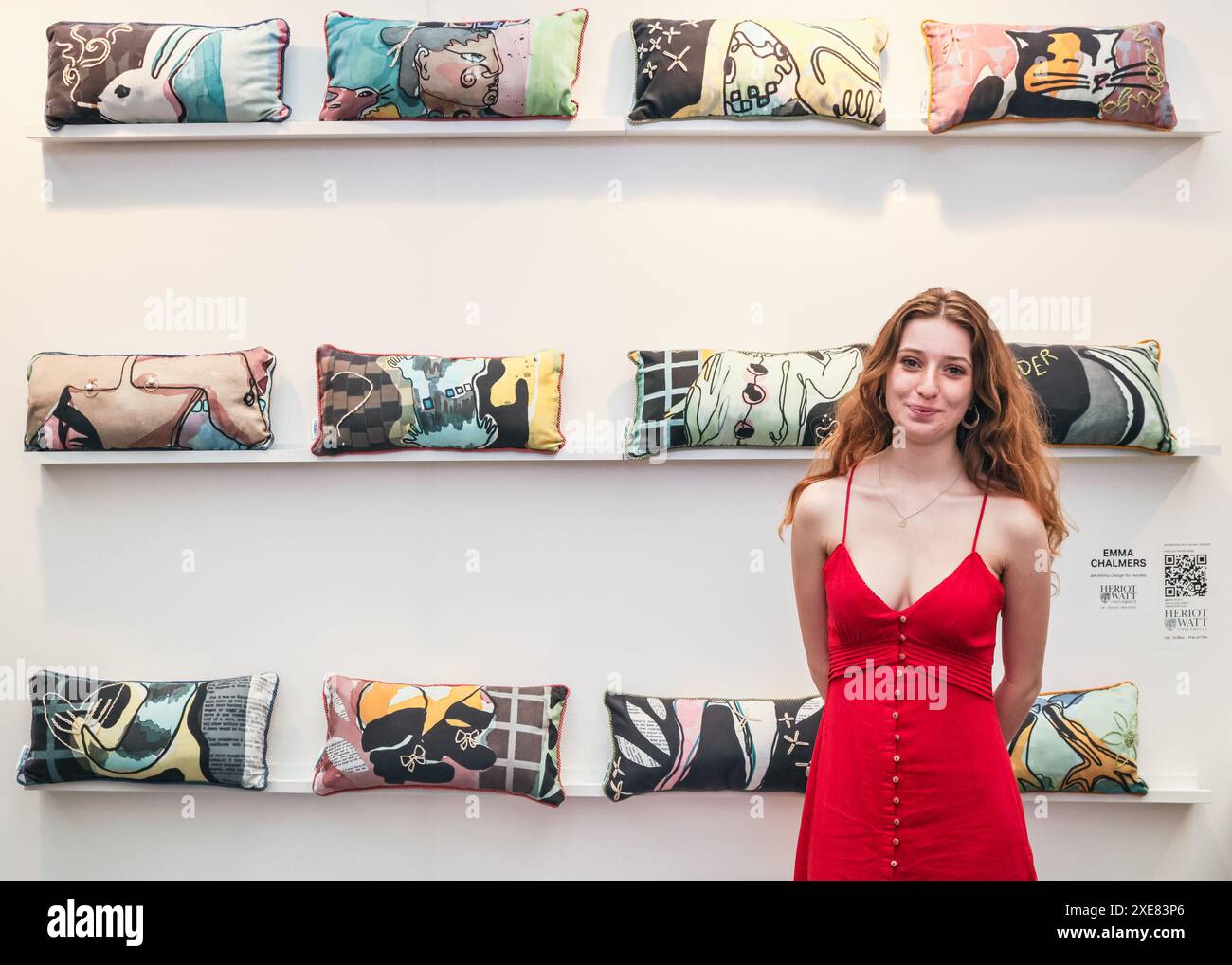 Londra, Regno Unito. 26 giugno 2024. Emma Chalmers della Heriot-Watt University con i suoi disegni di cuscini. I laureati espongono le loro creazioni alla mostra New Designers Design presso il Business Design Centre. L'evento si svolge nell'arco di due settimane, mettendo in evidenza nuovi talenti nel campo della moda, del tessile, dell'arredamento, del design dei prodotti, dell'illustrazione, e molto altro ancora. Crediti: Imageplotter/Alamy Live News Foto Stock