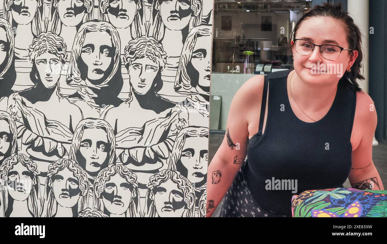 Londra, Regno Unito. 26 giugno 2024. Millie Taylor della DeMontfort University con i suoi progetti. I laureati espongono le loro creazioni alla mostra New Designers Design presso il Business Design Centre. L'evento si svolge nell'arco di due settimane, mettendo in evidenza nuovi talenti nel campo della moda, del tessile, dell'arredamento, del design dei prodotti, dell'illustrazione, e molto altro ancora. Crediti: Imageplotter/Alamy Live News Foto Stock