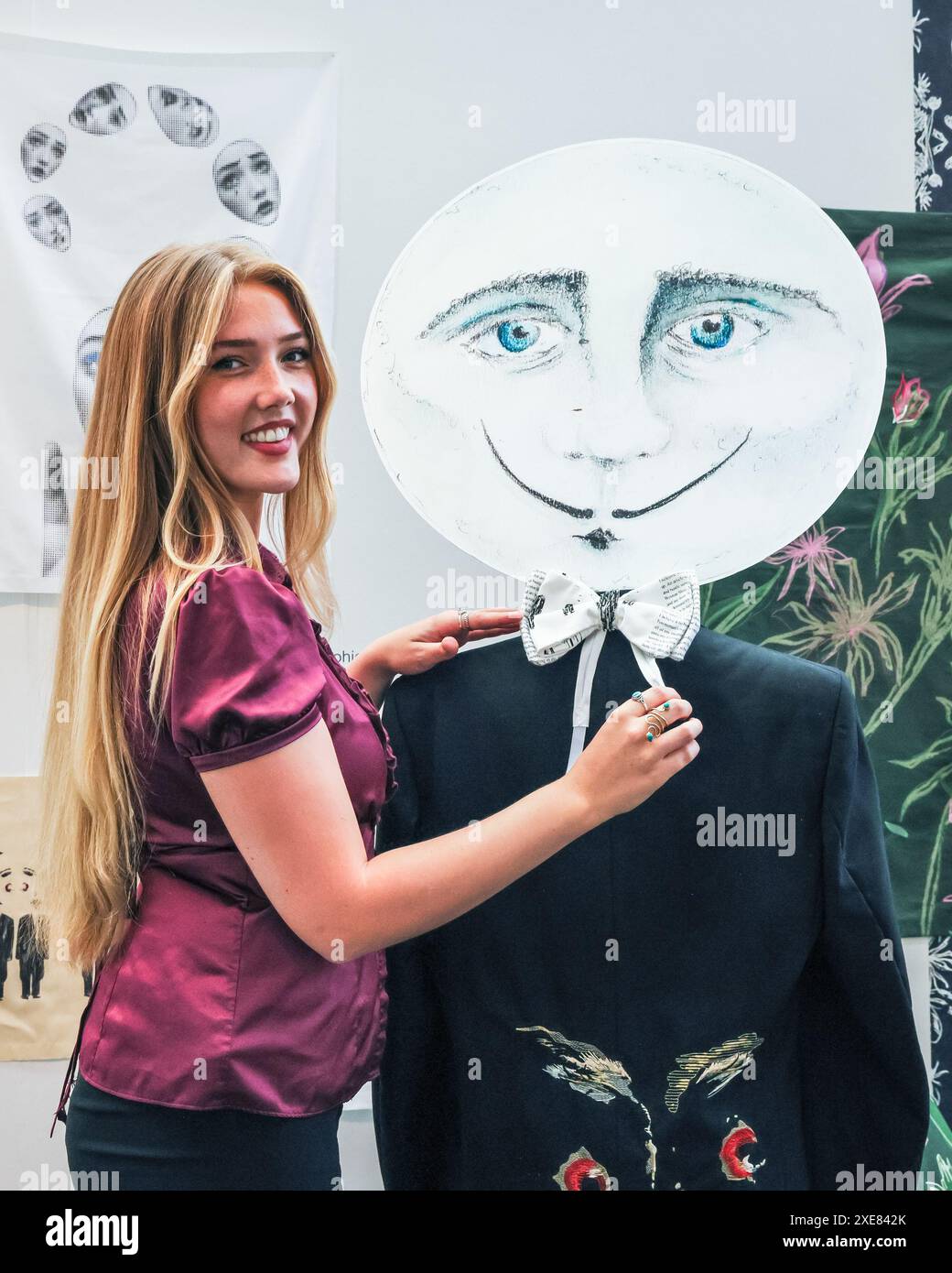 Londra, Regno Unito. 26 giugno 2024. Sophie Rogerson della Bath Spa University con i suoi progetti. I laureati espongono le loro creazioni alla mostra New Designers Design presso il Business Design Centre. L'evento si svolge nell'arco di due settimane, mettendo in evidenza nuovi talenti nel campo della moda, del tessile, dell'arredamento, del design dei prodotti, dell'illustrazione, e molto altro ancora. Crediti: Imageplotter/Alamy Live News Foto Stock